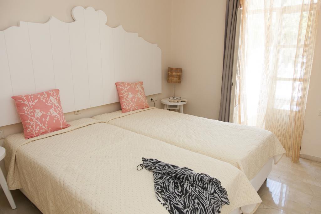Troulakis Beach Hotel Agia Marina Dış mekan fotoğraf